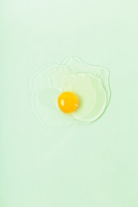 künstlerische food photography mit rohem Ei