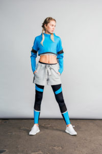 ausgefallene Sportmode für Frauen in blau und grau