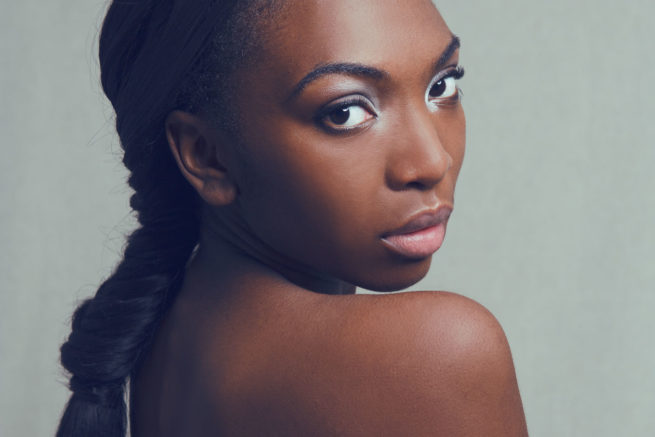 Frau mit nacktem Rücken im Studio