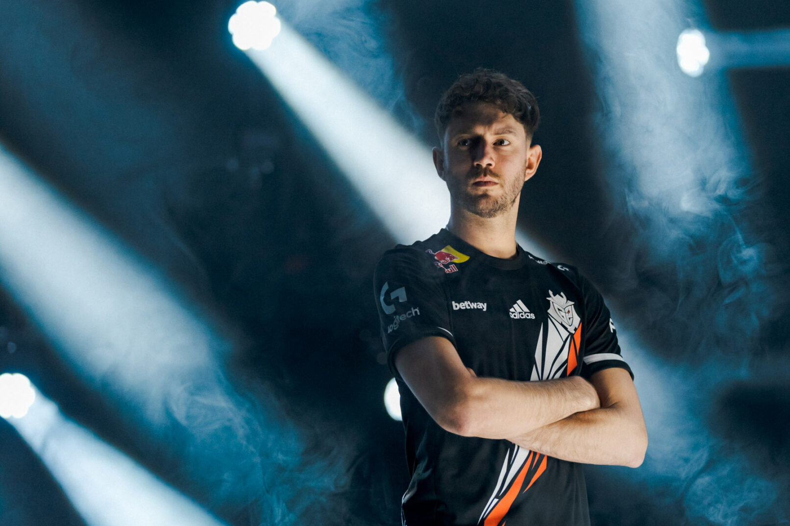 esport spieler hero shot mit scheinwerfern