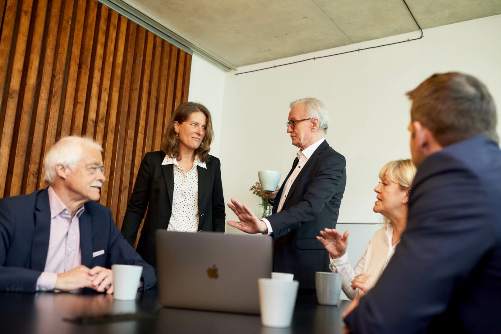 Mitarbeiter im Gespräch bei einem Meeting