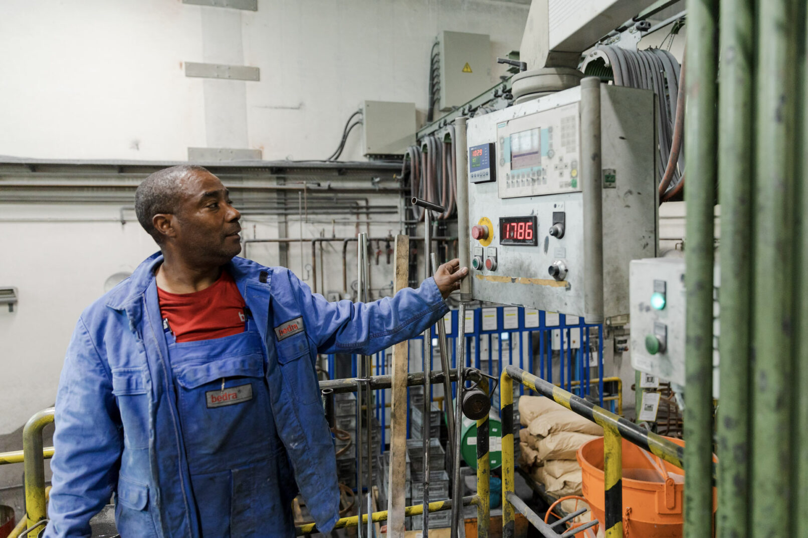 Maschinenführer im Stahlwerk