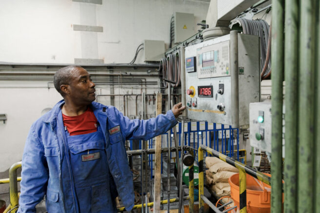 Maschinenführer im Stahlwerk