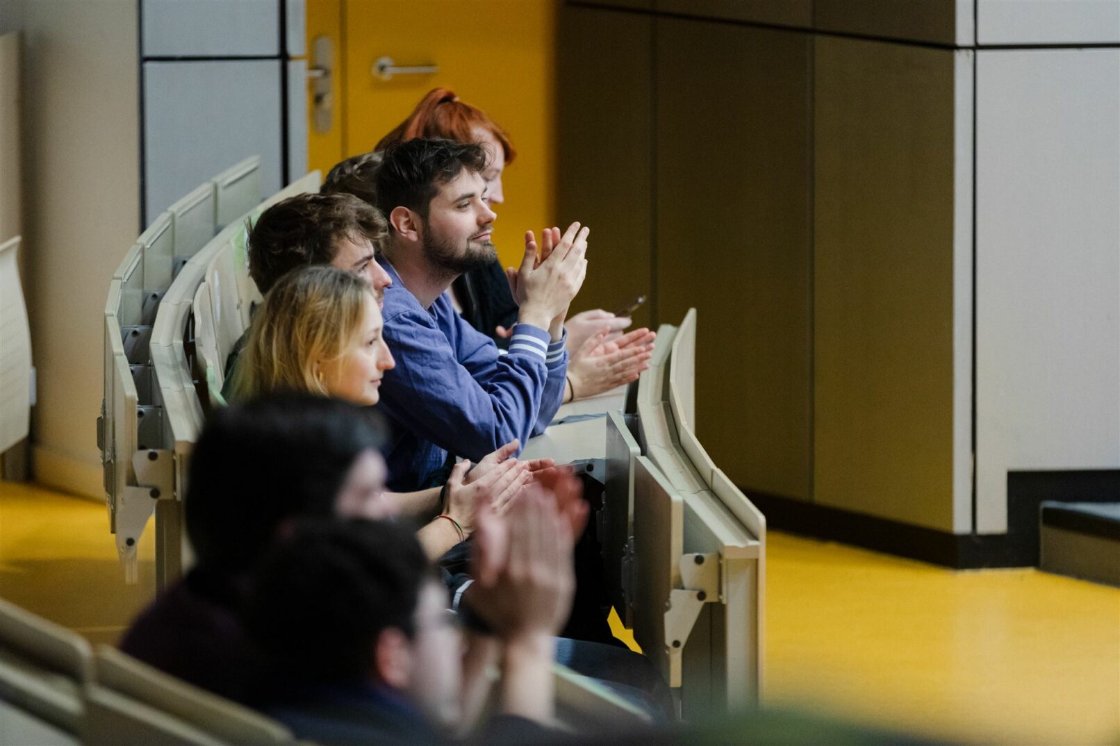 Zuschauer in Universitäts-Hörsaal