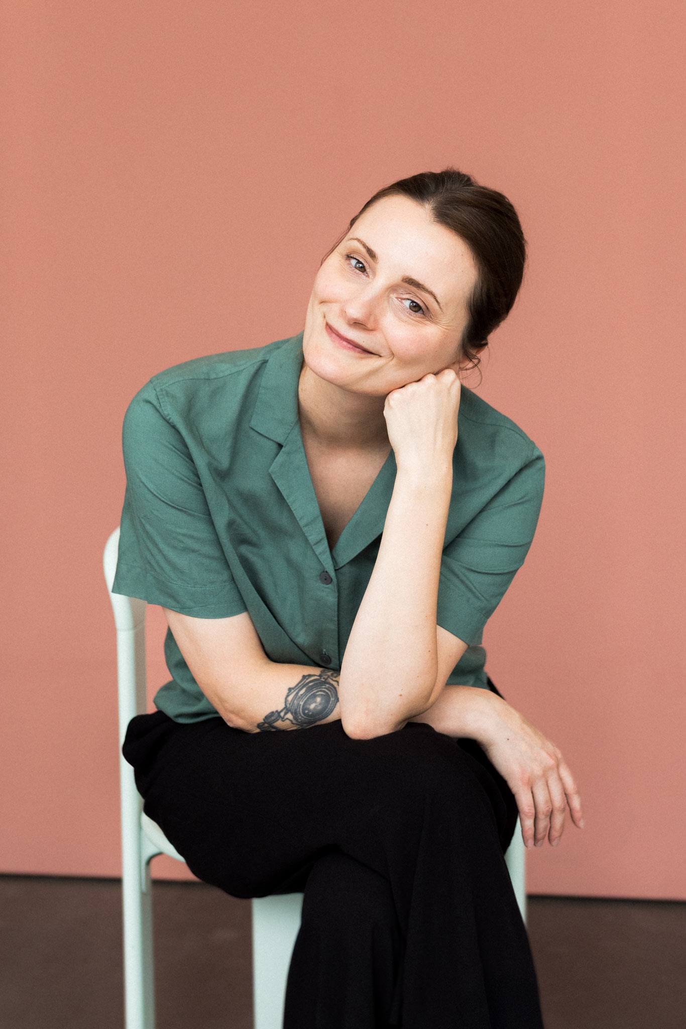 Portrait der Fotografin Stephanie Lieske in einem Studio in Köln